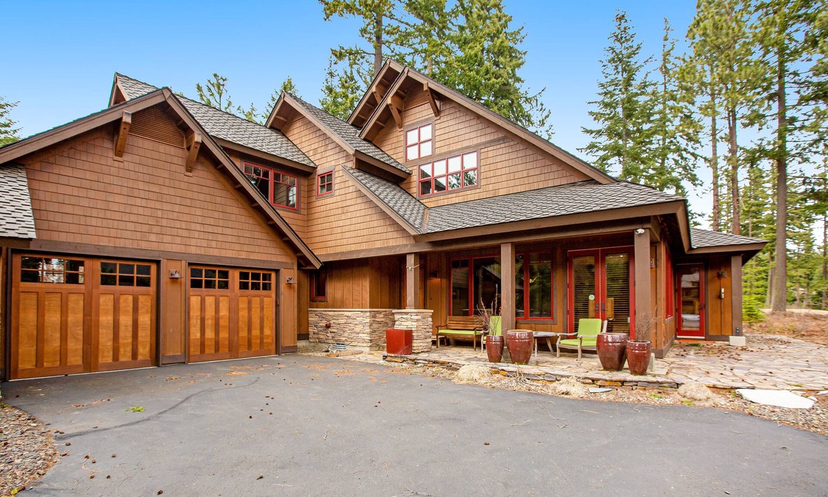 Cle Elum House | Golf-course-front house with firepit, fireplace, Ping-Pong, billiards & bikes