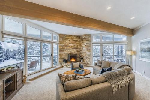 Deer Valley Apartment | Gorgeous DV Slopeside Condo with Hot Tub and AC 11B