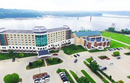 Dubuque Hotel | Grand Harbor Resort