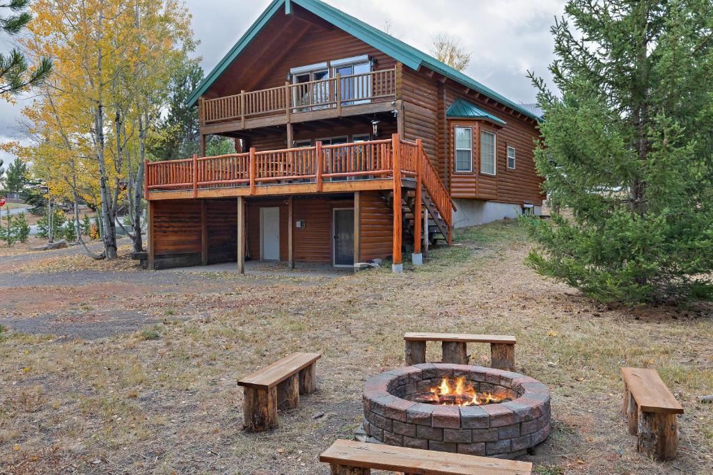 Island Park House | Grand Point Lodge by KABINO Air Conditioning Hot Tub Foosball Fire Pit WiFi Huge