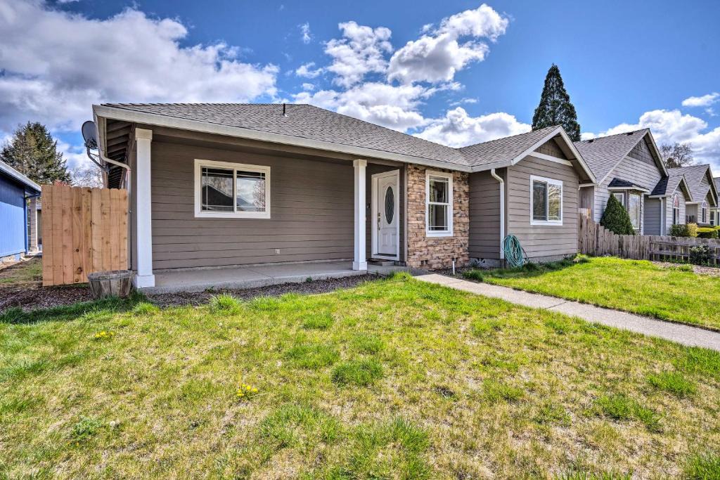 Grants Pass House | Grants Pass Home: 1 Mi to Downtown & Rogue River!