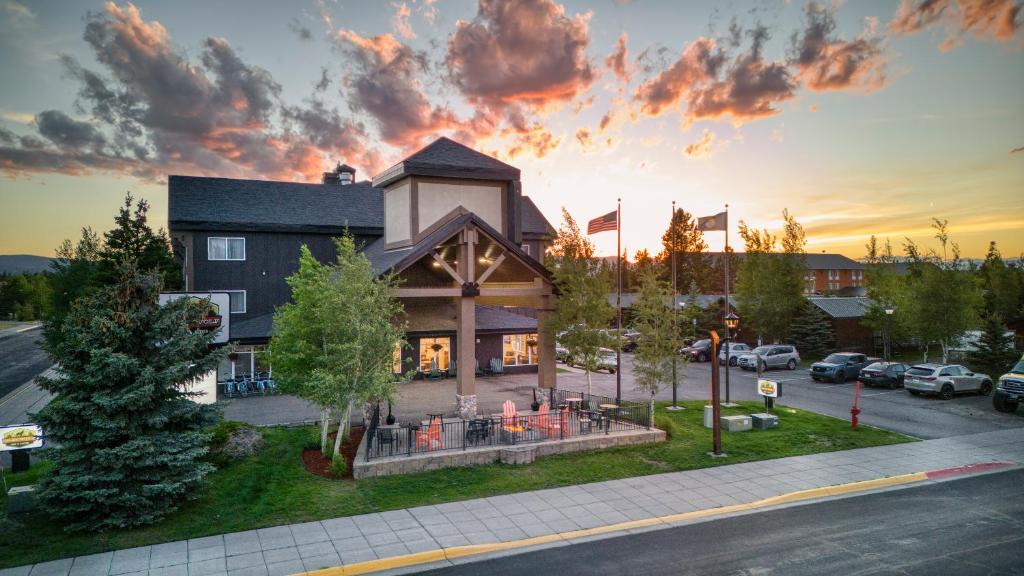 West Yellowstone Hotel | Gray Wolf Inn & Suites