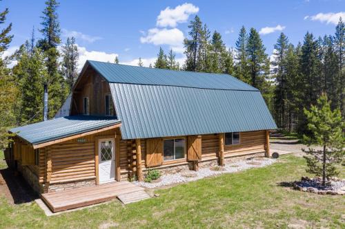 Island Park House | Grey Wolf Retreat by KABINO Sleeps 20 Commercial Kitchen Fire Pit WiFi Bunk Beds