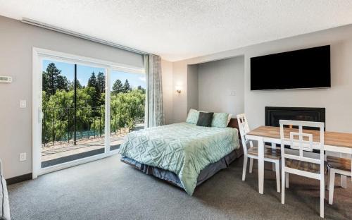Bend House | Ground Floor Studio On The Riverfront