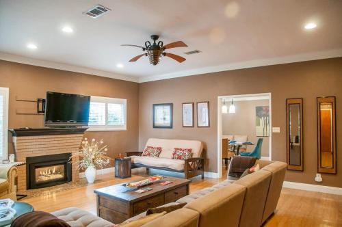 Visalia House | Group Retreat with Hot Tub & Studio