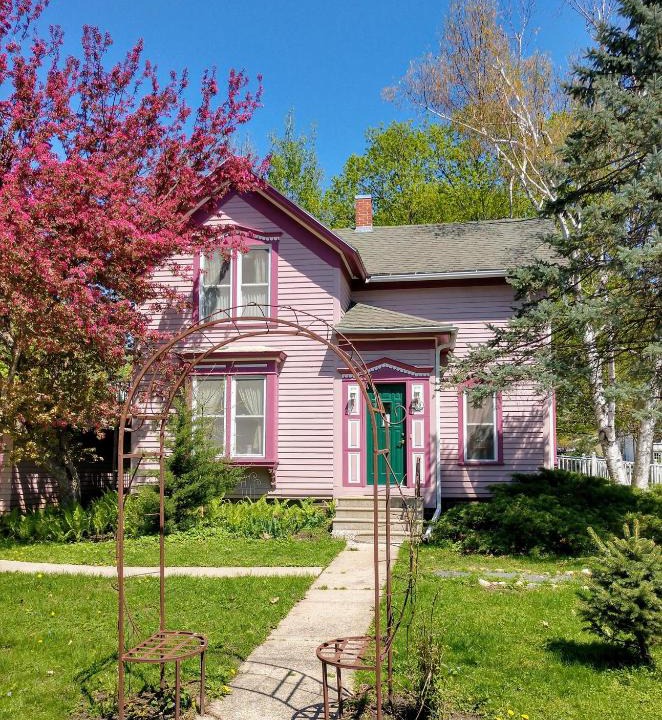 St. Ansgar Villa | Gwen's Place - Private 2nd Floor