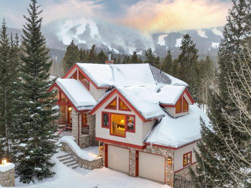 Warrior's Mark West House | Happy Trails Lodge Home: Large, Stylish, Hot Tub