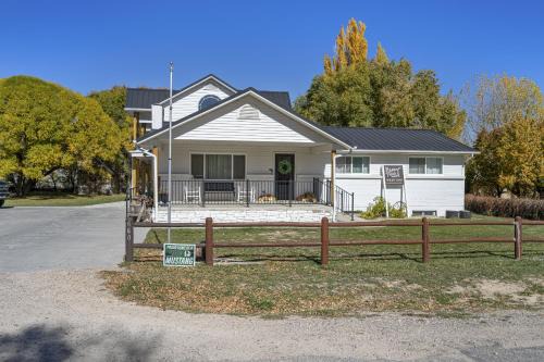 Tropic Bed & Breakfast | Happy Trails West