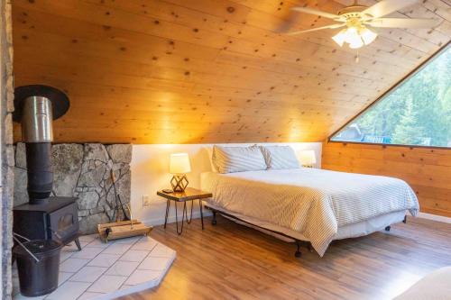 West Village House | Hawks Nest- Perfect Getaway in Shaver Lake