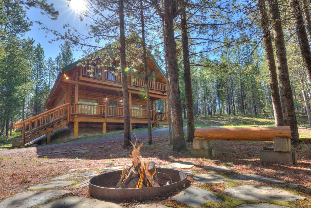 Island Park House | Henrys Cast by KABINO Hot Tub Large Driveway PS4 Dog Friendly Fire Pit Fireplace
