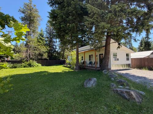 Whitefish House | Hidden Gem Cabin in Hungry Horse, Firepit, Close to Glacier