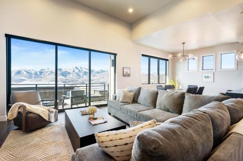 Hideout House | Hideout Haven: Luxe Retreat w/Lake View & Hot Tub