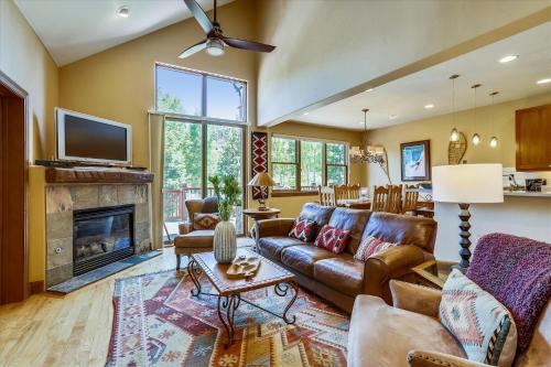 The Highlands House | Highland Greens Comfort, Spacious Townhome, Hot Tub