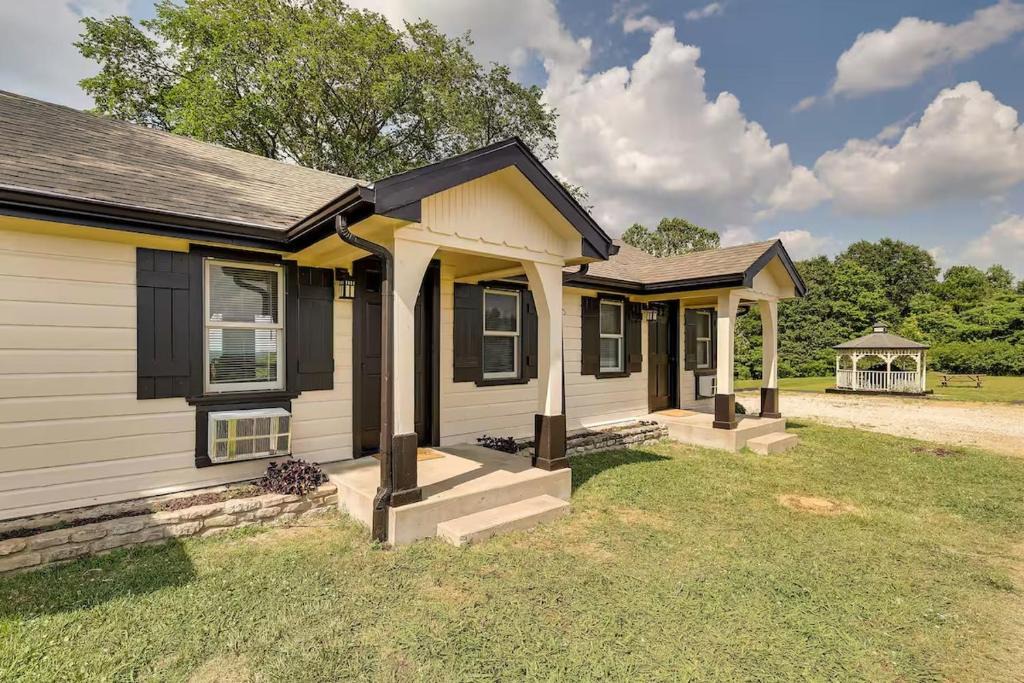Eureka Springs Apartment | Hilltop Lookout #2 at Busch Mt - Stunning Views!