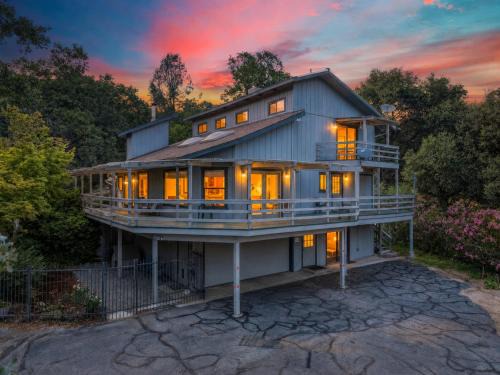 Oakhurst House | Hodges Hill Hideout w/pool, spa, BBQ - Dog Friendly