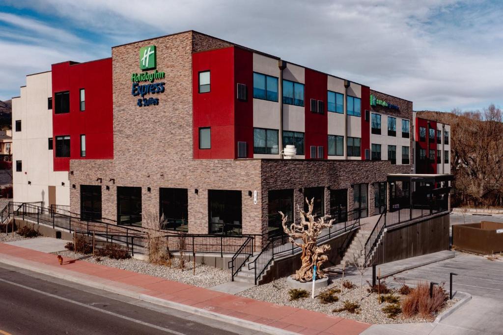 Manitou Springs Hotel | Holiday Inn Express & Suites - Manitou Springs by IHG