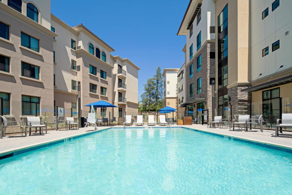 Valencia Hotel | Holiday Inn Express & Suites - Valencia - Santa Clarita by IHG