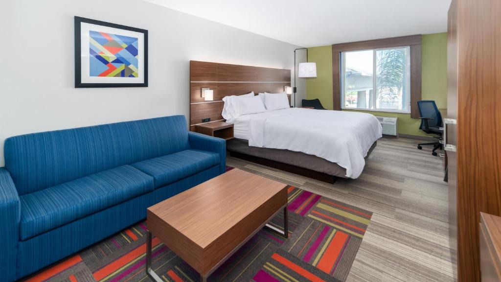 Dinuba Hotel | Holiday Inn Express & Suites Dinuba West by IHG