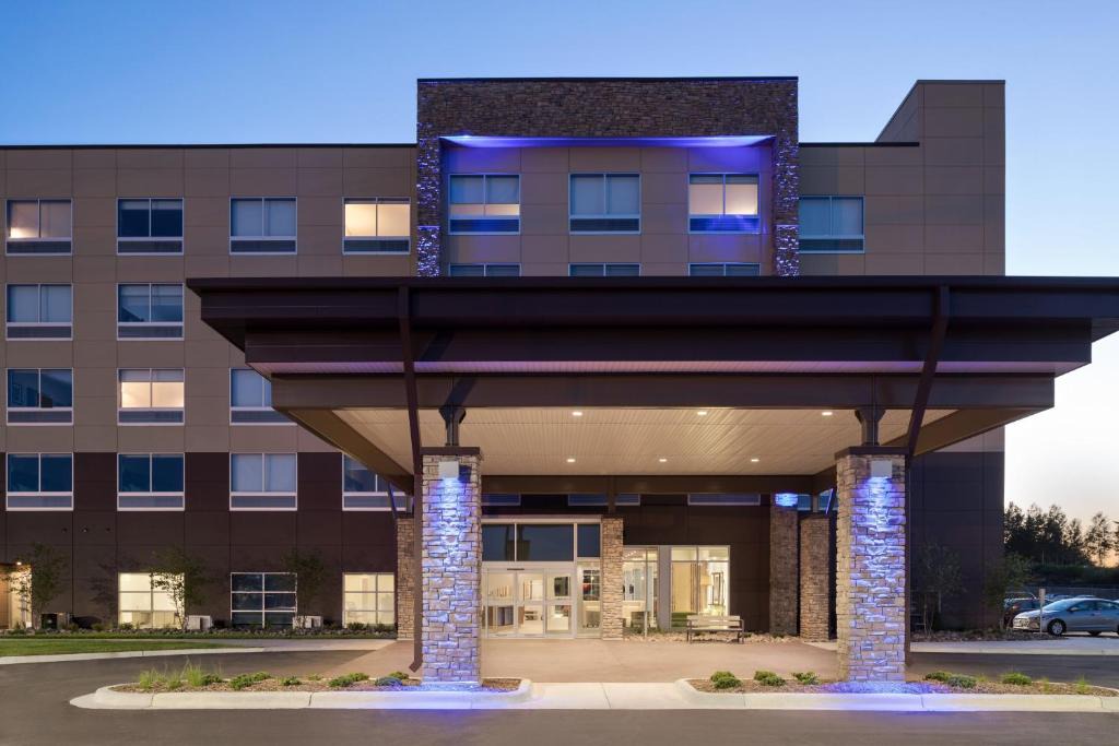 Hermantown Hotel | Holiday Inn Express & Suites Duluth North - Miller Hill by IHG