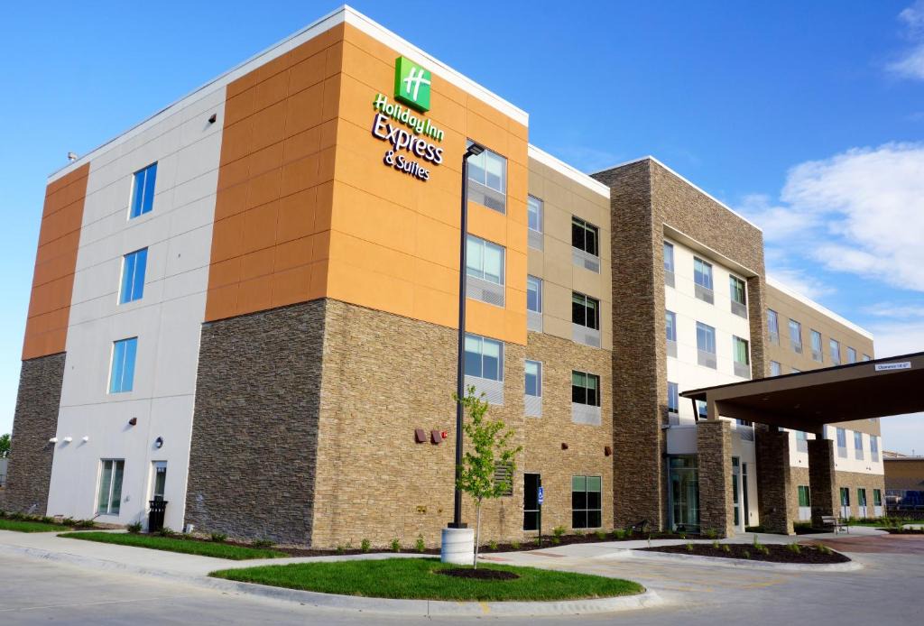 Millard Hotel | Holiday Inn Express & Suites Omaha - Millard Area by IHG