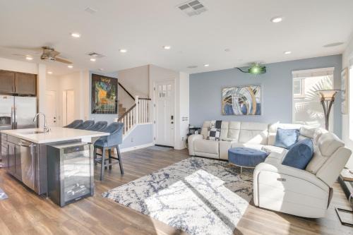 San Fernando House | Home Theater System & Gazebo: Los Angeles Getaway!