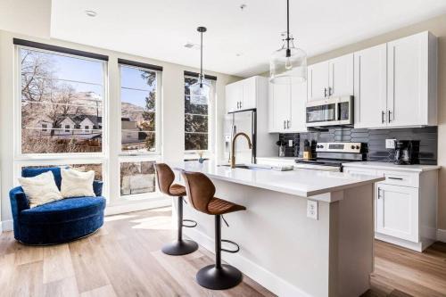 Golden Apartment | Horseshoe Hideaway Luxe Studio 1 Block to Main St