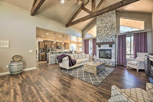 Show Low House | Hot Tub & Ponderosa Views! Luxe Cabin in Lakeside