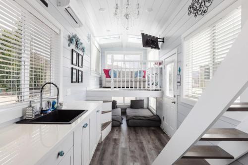 Apple Valley House | Hot Tub Under Desert Sky, Zion Tiny Home Getaway
