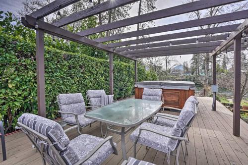 Grants Pass House | Hot Tub & Views: Spacious Getaway on Rogue River