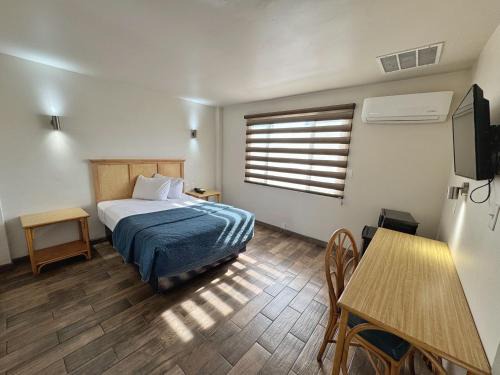 Avenida Revolucion Hotel | Hotel Paris
