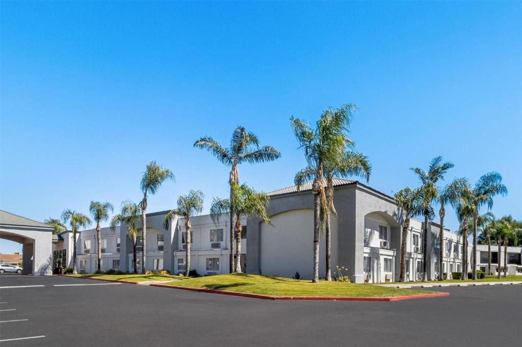 Bakersfield Hotel | Hourglass Hotel, Trademark Collection by Wyndham