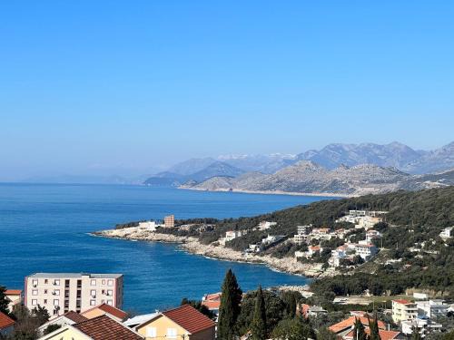 Utjeha Apartment | House with pool and sea view