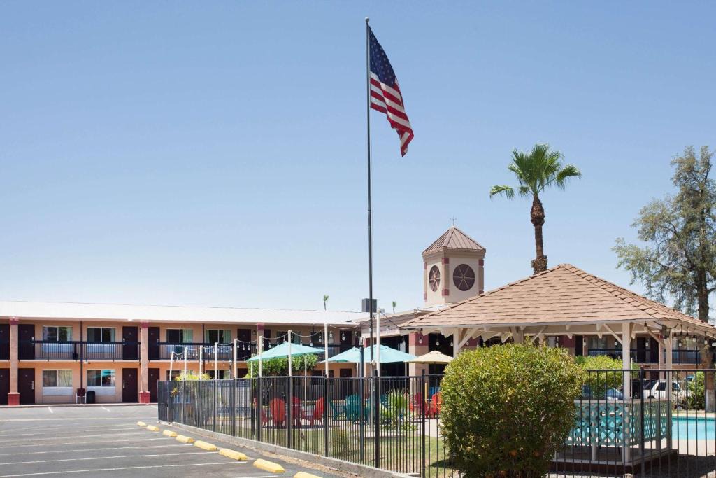 Yuma Hotel | Howard Johnson by Wyndham Yuma