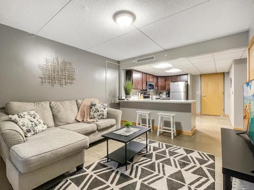 Downtown Des Moines Apartment | HUGE 2BR Apt Next to Wells Fargo -FREEParking!
