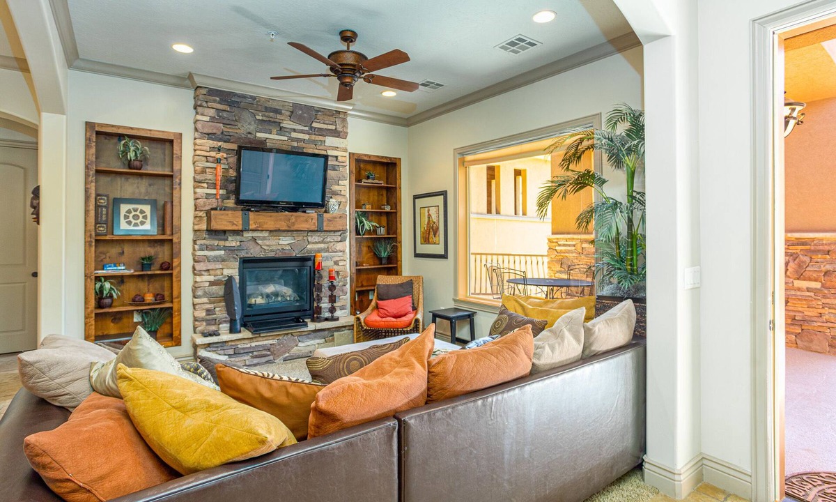 St. George House | Hurricane Heights-D9- Fireplace, Jacuzzi, BBQ Steps From Fitness Center and Pools