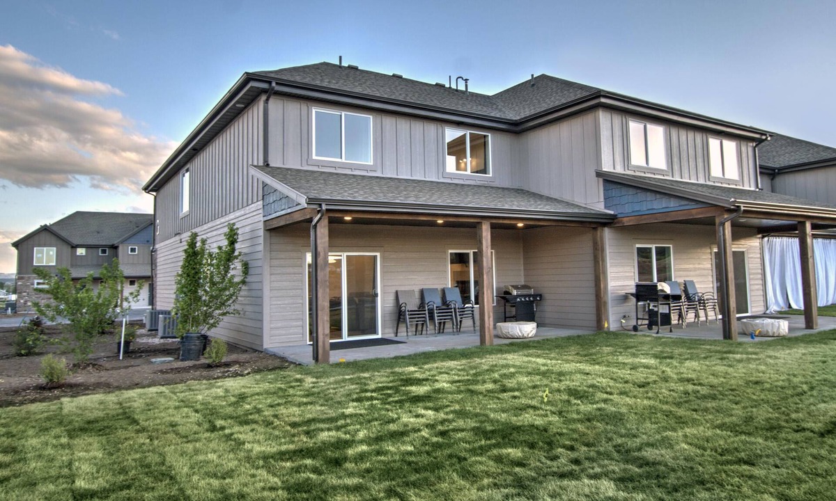 Garden City House | i-31 Getaway for 16 at Waterdance. 4 B/4.5BA with rec center-in/outdoor pools