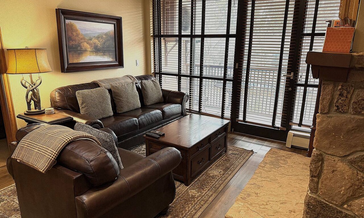 Avon Condo | In the heart of Avon -walk to restaurants & gondola! Immaculate 2bed/2bath