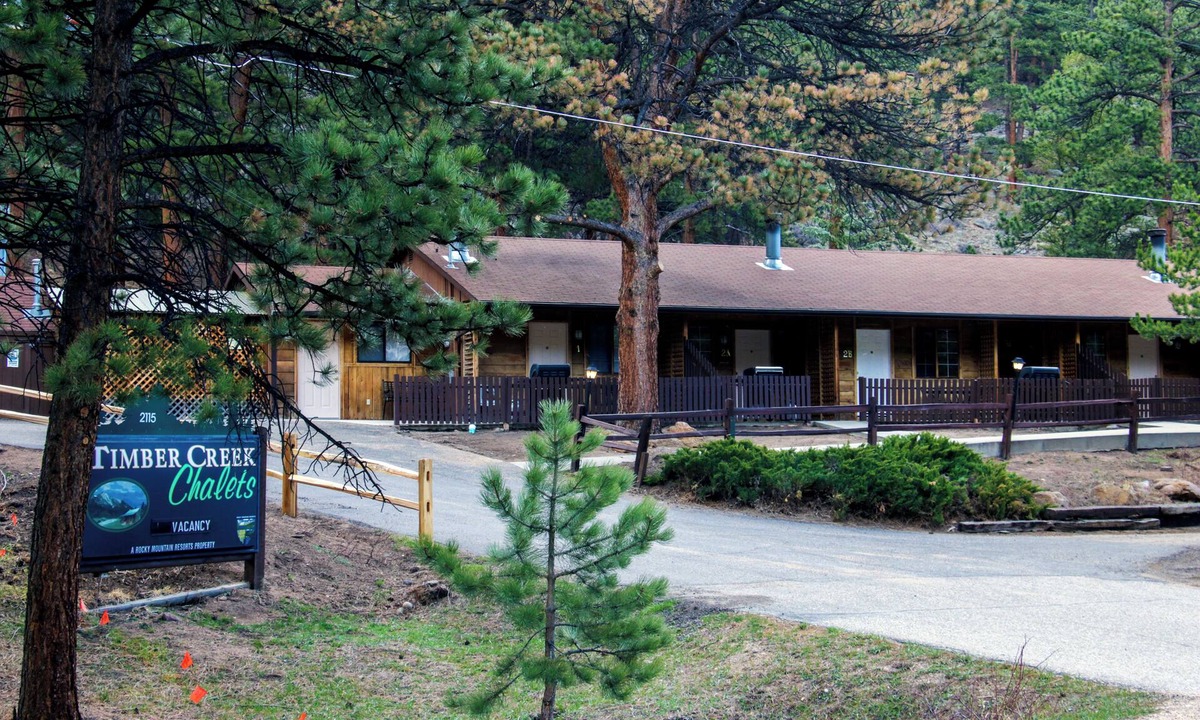 Estes Park Ski Chalet | Inexpensive Studio with King bed, Mountain Style decor, and patio with gas grill