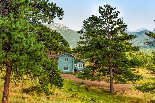Estes Park House | Inviting Cabin with Stellar Panoramic Rocky Mountain views
