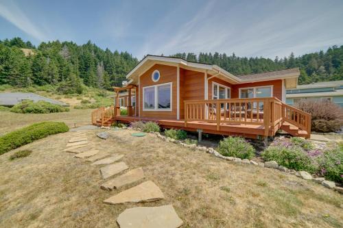 Manchester House | Inviting Manchester Home w/Hot Tub Near Beach!
