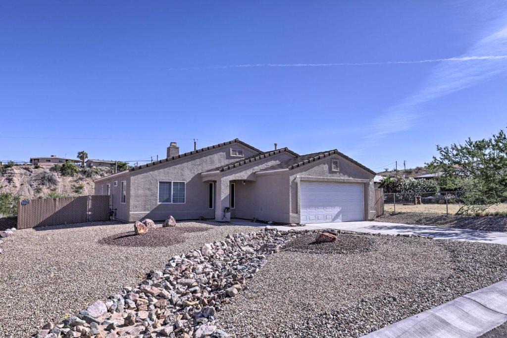 Bullhead City House | Inviting Retreat w/Patio < 1 Mi to Colorado River