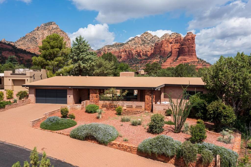 West Sedona House | Jacuzzi, Walk to Trails, Stunning Views, Mid-Century Modern,Pool