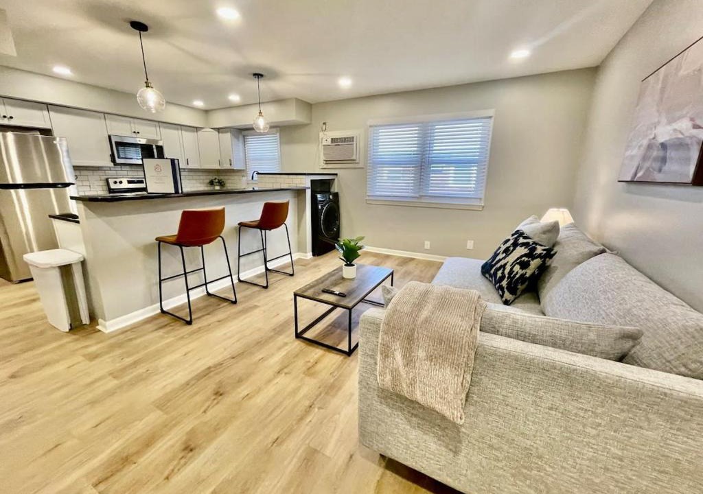 Joslyn Castle Apartment | Joslyn 6-Cozy in Midtown Omaha