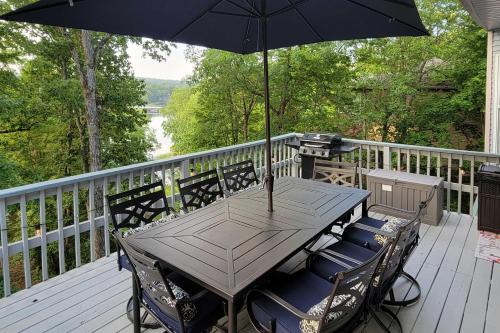 Hot Springs Village House | Kayaks & Boat Dock: Lakeside Hot Springs Retreat