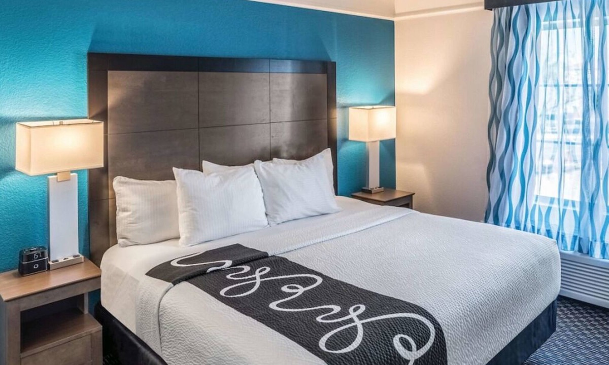 Ahwatukee Foothills House | King Bed Deluxe Suite at La Quinta Inn & Suites by Wyndham Phoenix Chandler