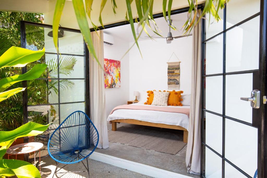San Francisco Apartment | King bed, Kitchenette, Air Conditioning, Pool, Fast WiFi - Aire at Casa Calavera