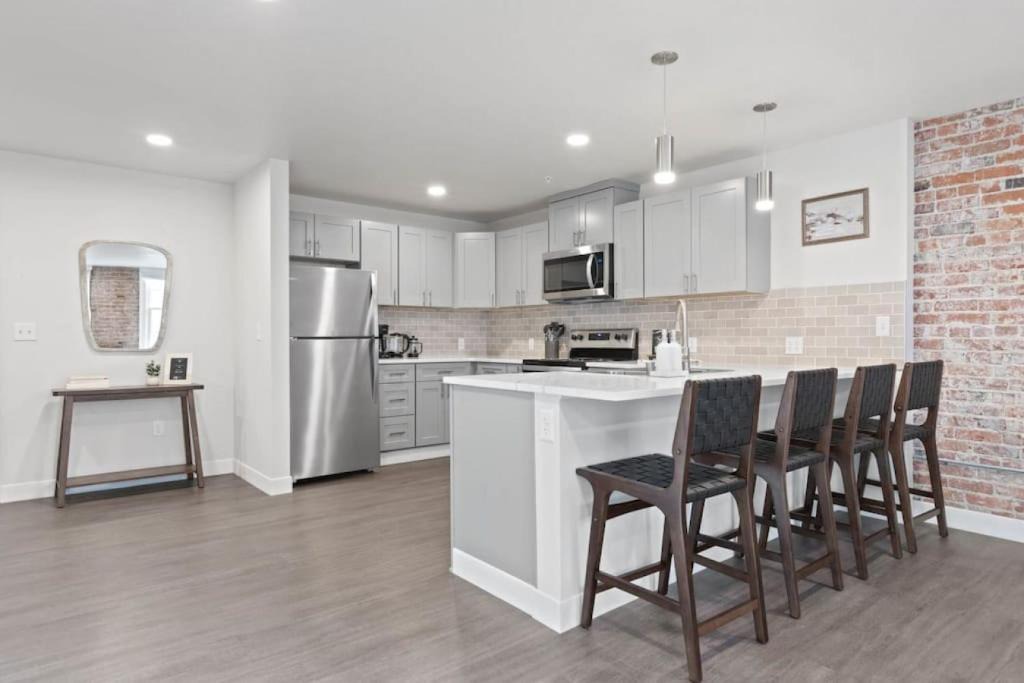 Riverside Apartment | King Beds J and K on Main Luxury Apartment 406