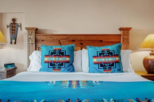 Oak Creek Apartment | King studio with shared hot tub and breakfast included