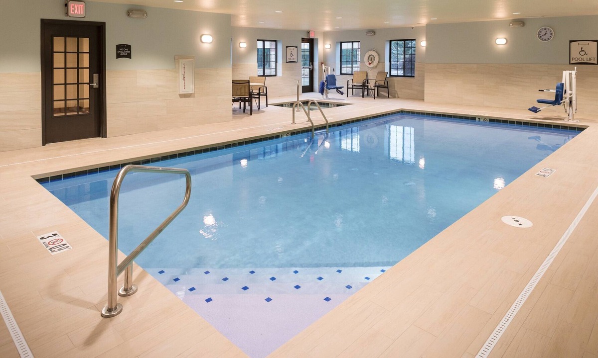 West Omaha Condo | King Suite. Free Breakfast. Pool & Hot Tub. Close to the Nebraska Medical Center!