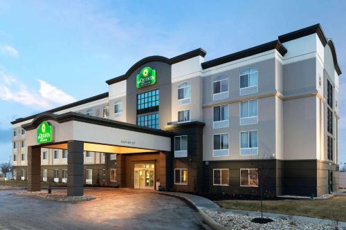 Carter Lake Hotel | La Quinta by Wyndham Omaha Airport Downtown